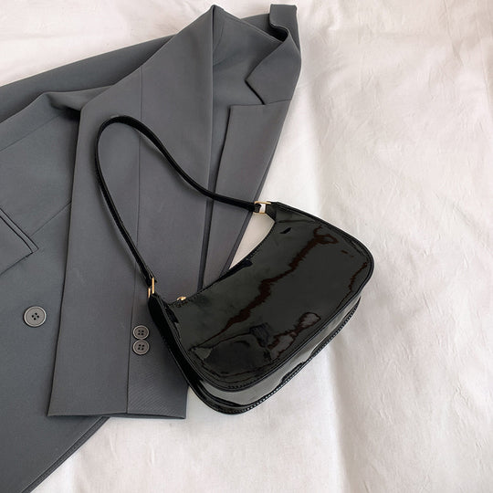 Damen Umhängetasche aus glänzendem Material mit elegantem Design Nord Taschen