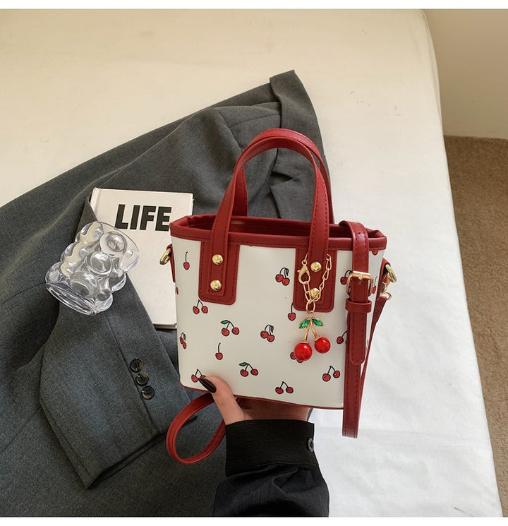 Damen kleine Handtasche mit verspieltem Kirschmotiv Nord Taschen