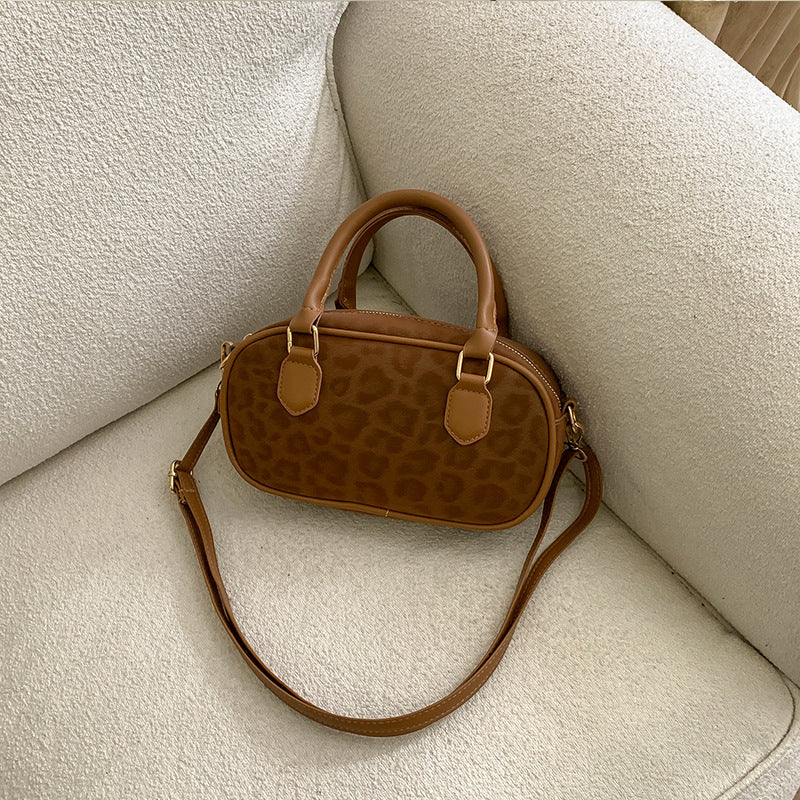 Damen Handtasche mit einzigartigem Tieranhänger und edlem Leopardenmuster Nord Taschen