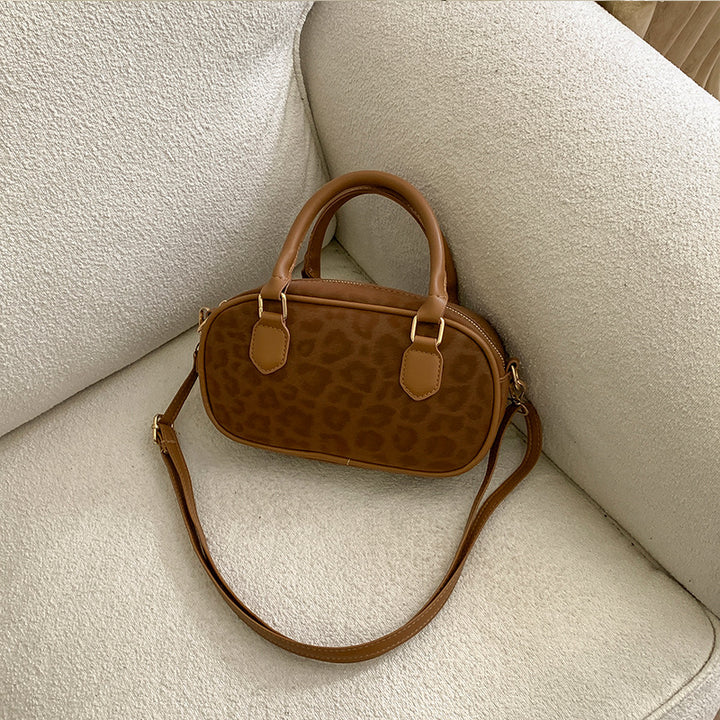 Damen Handtasche mit einzigartigem Tieranhänger und edlem Leopardenmuster Nord Taschen