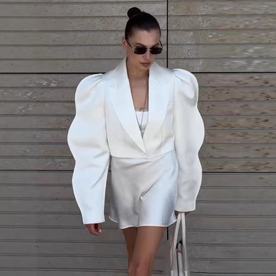 Damen Skulpturaler Cropped-Blazer mit dramatischen Ballonärmeln Nord Taschen