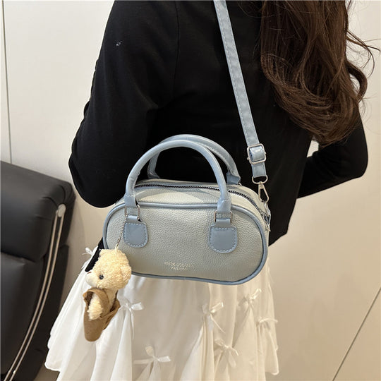 Damenschultertasche mit modernem Design und verspieltem Plüschanhänger Nord Taschen