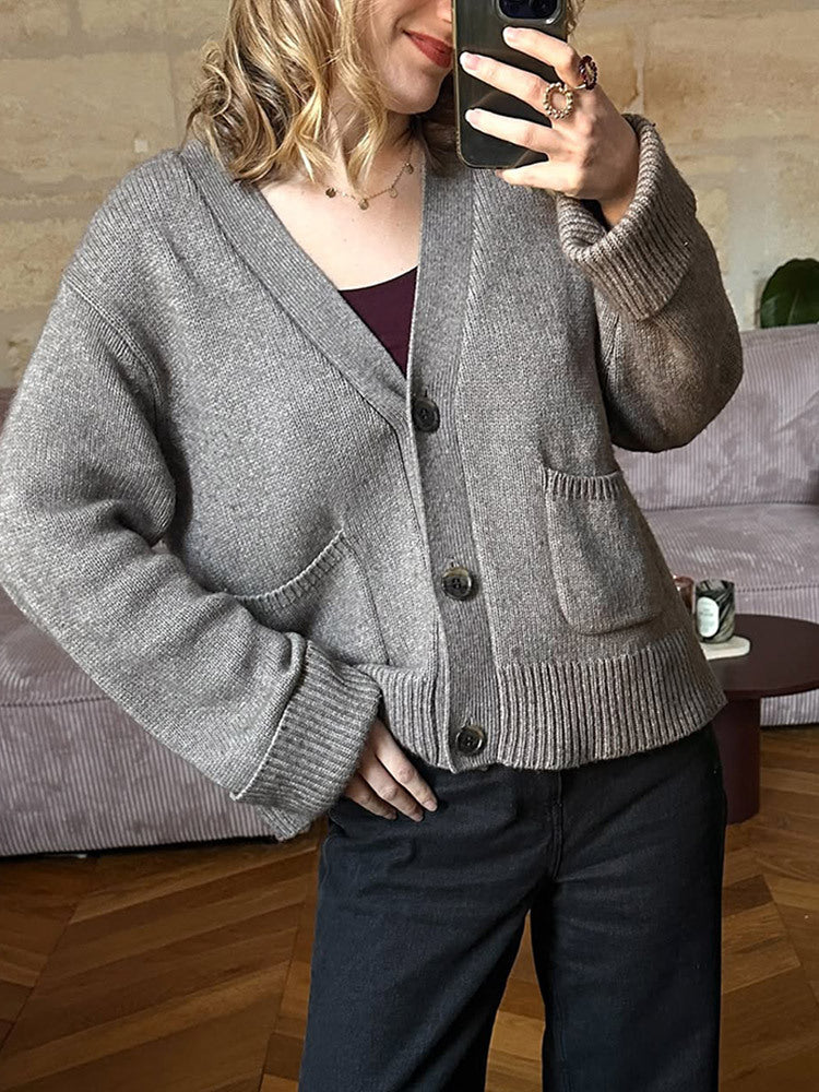 Damen Boxy Strickjacke mit V-Ausschnitt, aufgesetzten Taschen und Hornknöpfen Nord Taschen