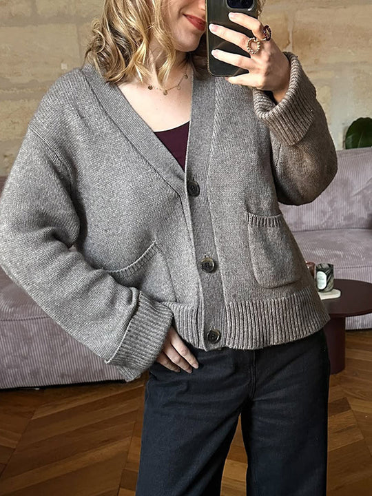 Damen Boxy Strickjacke mit V-Ausschnitt, aufgesetzten Taschen und Hornknöpfen Nord Taschen