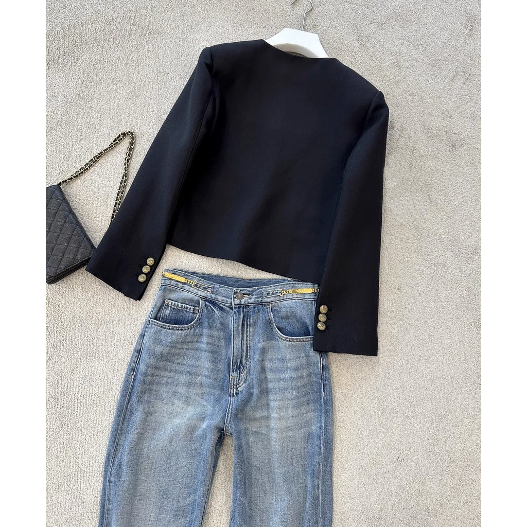 Damen Kragenlose taillierte Kurzjacke mit goldenen Zierknöpfen und Pattentaschen Nord Taschen