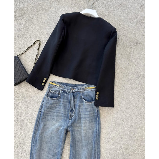 Damen Kragenlose taillierte Kurzjacke mit goldenen Zierknöpfen und Pattentaschen Nord Taschen