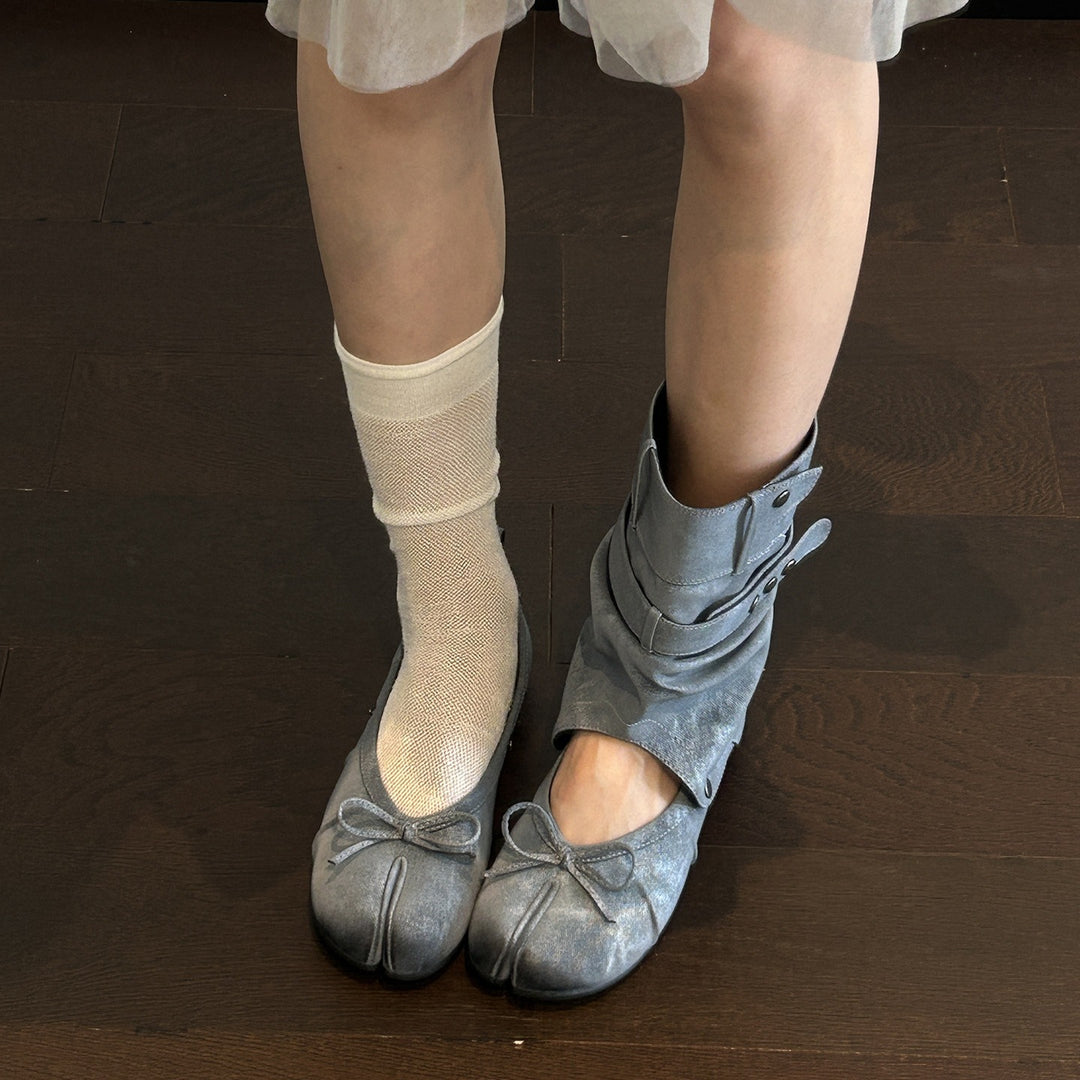 Damen Tabi-inspirierte Veloursleder-Ballerina mit Kappnaht und Schleifen-Detail Nord Taschen