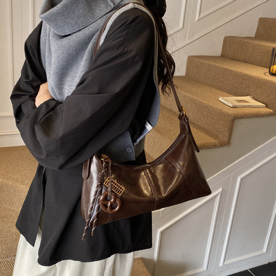 Damen elegante Hobo-Handtasche aus hochwertigem Kunstleder mit edlem Kettenanhänger Nord Taschen
