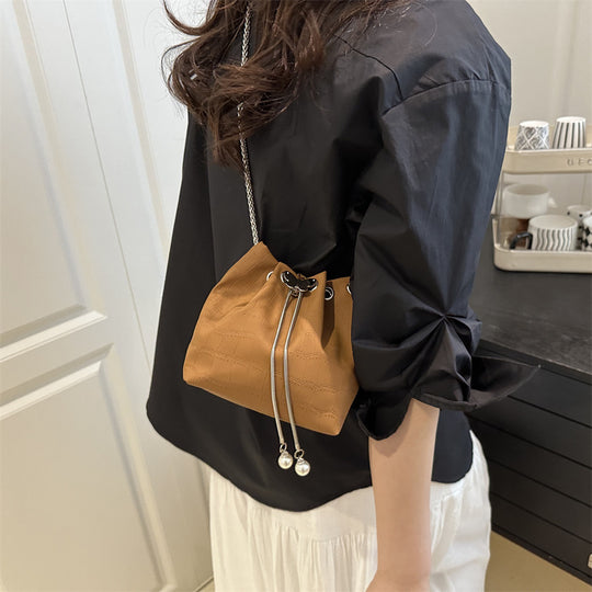 Damen Handtasche mit elegantem Kordelzug und detaillierter Schlangenprägung Nord Taschen