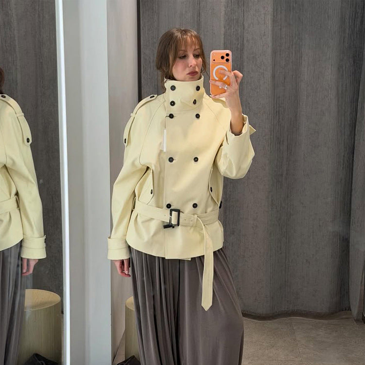 Damen Kurze doppeltknöpfte Trenchjacke mit hohem Stehkragen und Taillengürtel Nord Taschen