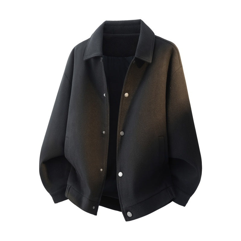 Herren Boxy Kurzjacke im College‑Stil mit Druckknopfleiste und geripptem Saum Nord Taschen