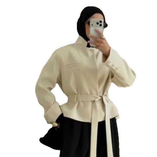 Damen Taillierter kurzgeschnittener Blazer mit Stehkragen, Schößchen und Bindegürtel Nord Taschen