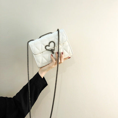 Damen Clutch-Tasche mit herzförmigem Verschluss und eleganter Steppung Nord Taschen