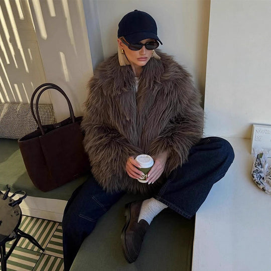 Damen Oversize Kurzjacke aus Kunstfell im Shaggy-Look mit voluminösem Schalkragen Nord Taschen