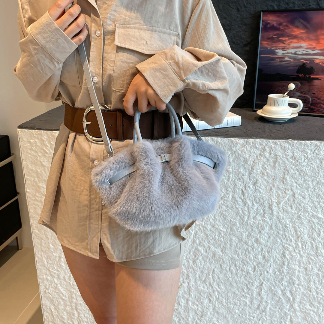 Damen Umhängetasche mit kuscheligem Fell-Design Nord Taschen