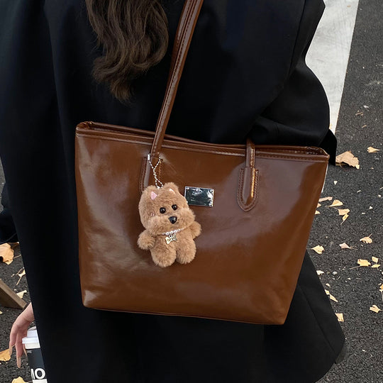 Damen Beuteltasche mit verspieltem Plüschanhänger Nord Taschen