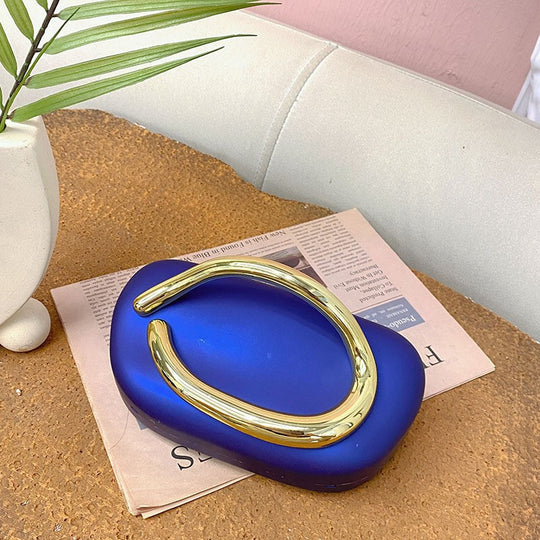 Damen Clutch mit auffälligem Design und goldener Applikation Nord Taschen