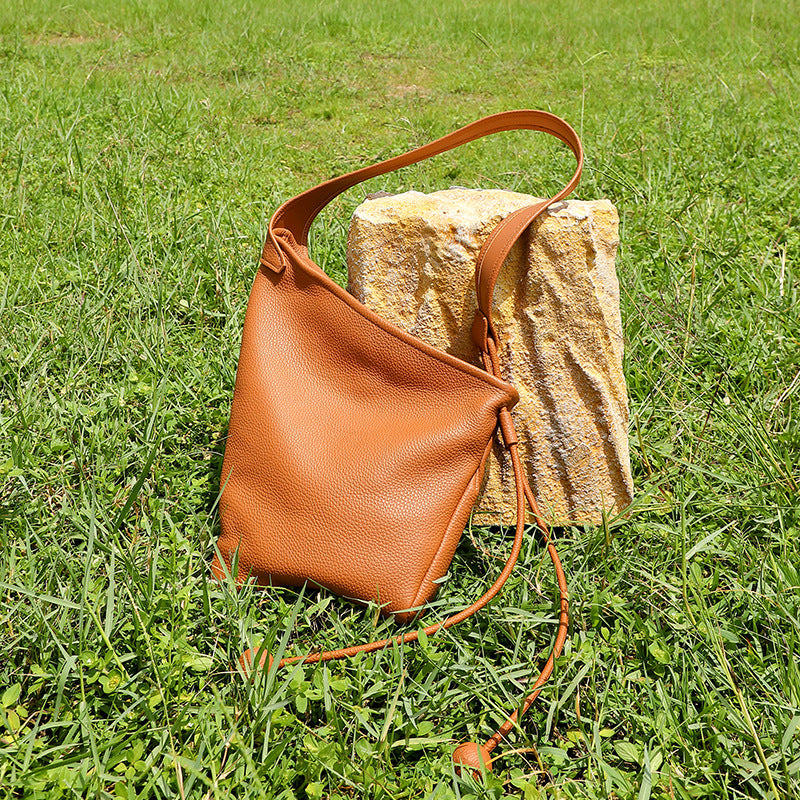Damen Umhängetasche mit minimalistischer Form und praktischem Zugverschluss Nord Taschen