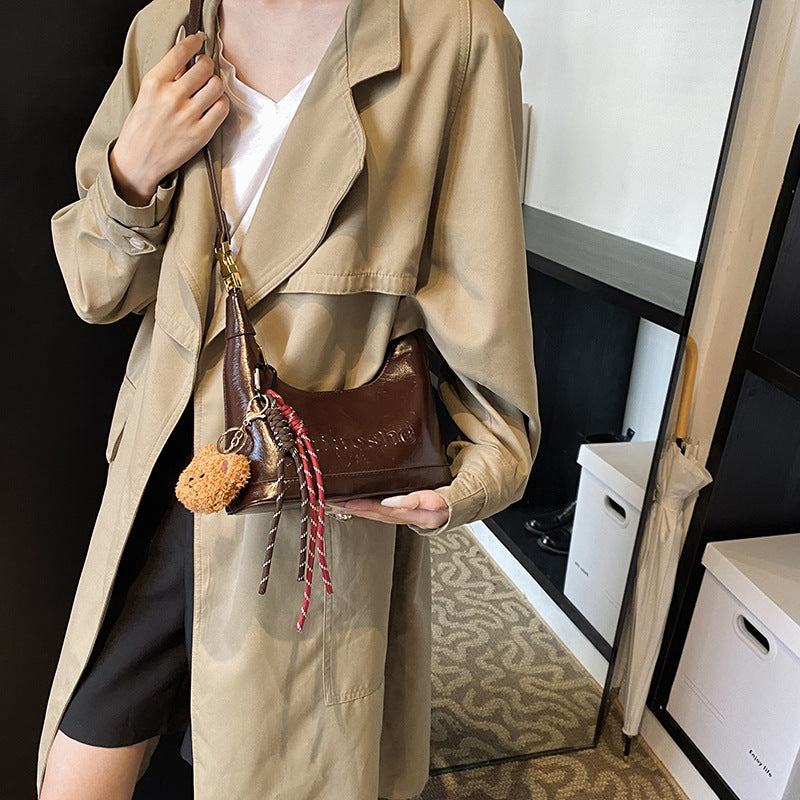 Damen elegante Hobo-Tasche mit plüschigem Anhänger Nord Taschen