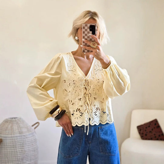 Damen Leichte Broderie-Anglaise-Spitzenbluse mit V-Ausschnitt, Bindeband und Ballonärmeln Nord Taschen