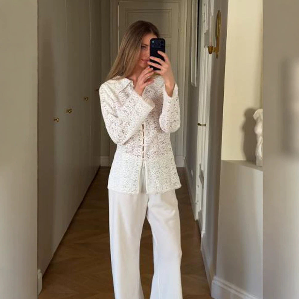 Damen Spitzenbluse mit floraler Spitze, Hemdkragen und Stoffkugel-Knopfleiste Nord Taschen