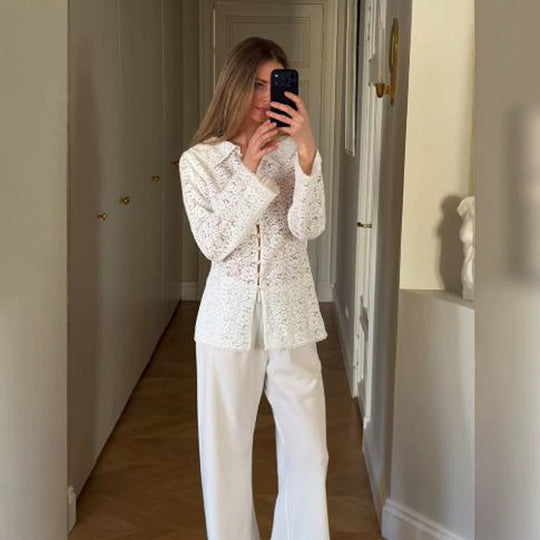 Damen Spitzenbluse mit floraler Spitze, Hemdkragen und Stoffkugel-Knopfleiste Nord Taschen