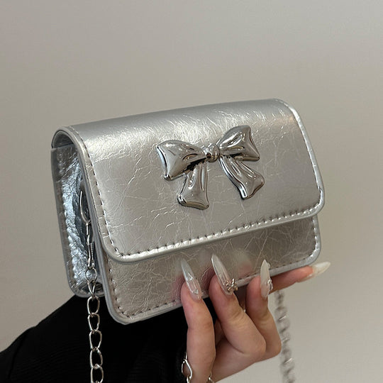 Damen Clutch mit zauberhaftem Schleifendetail und edlem Kettenriemen Nord Taschen