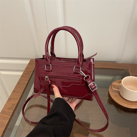 Damen Handtasche mit schimmerndem Lackfinish und verstellbarem Schulterriemen Nord Taschen