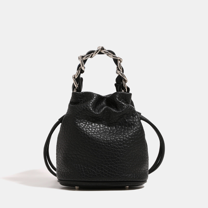 Damen Mini-Rucksacktasche mit elegantem Kettenhenkel und feiner Textur Nord Taschen