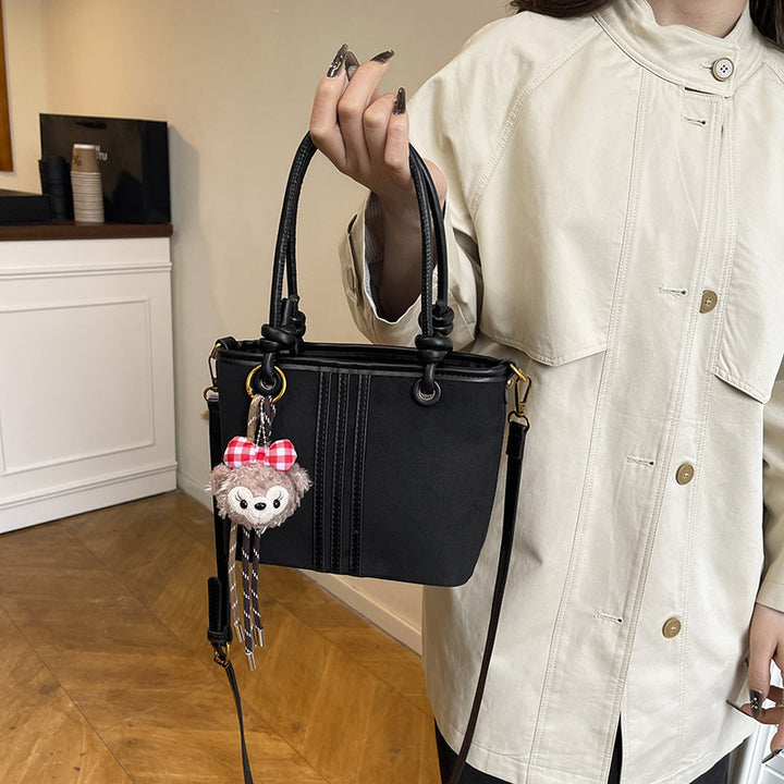 Damen Handtasche aus weichem Wildleder mit charmantem Anhänger Nord Taschen
