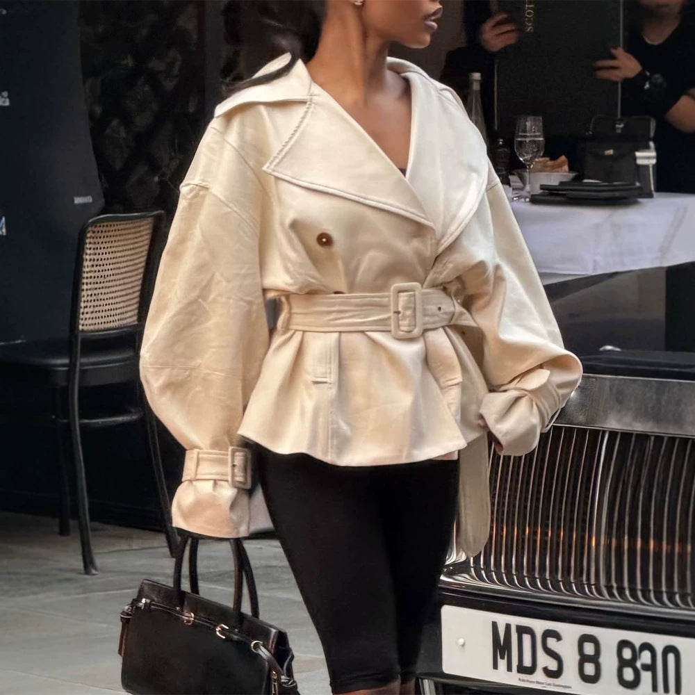 Damen Kurz-Trenchcoat mit tailliertem Gürtel, weitem Revers und kastiger Silhouette Nord Taschen