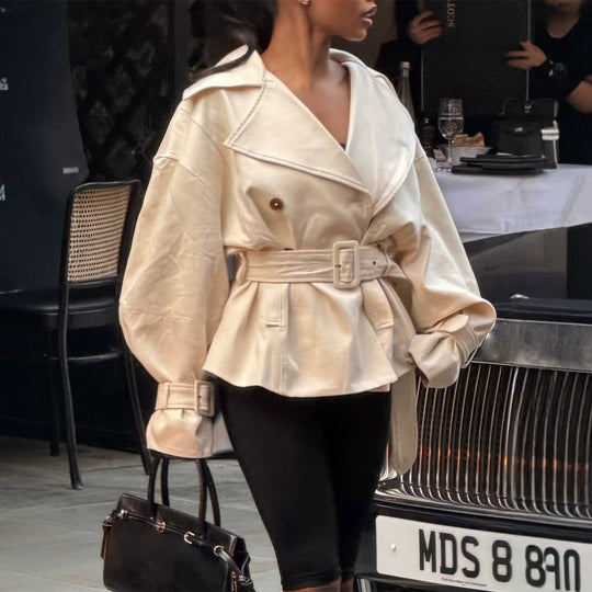 Damen Kurz-Trenchcoat mit tailliertem Gürtel, weitem Revers und kastiger Silhouette Nord Taschen