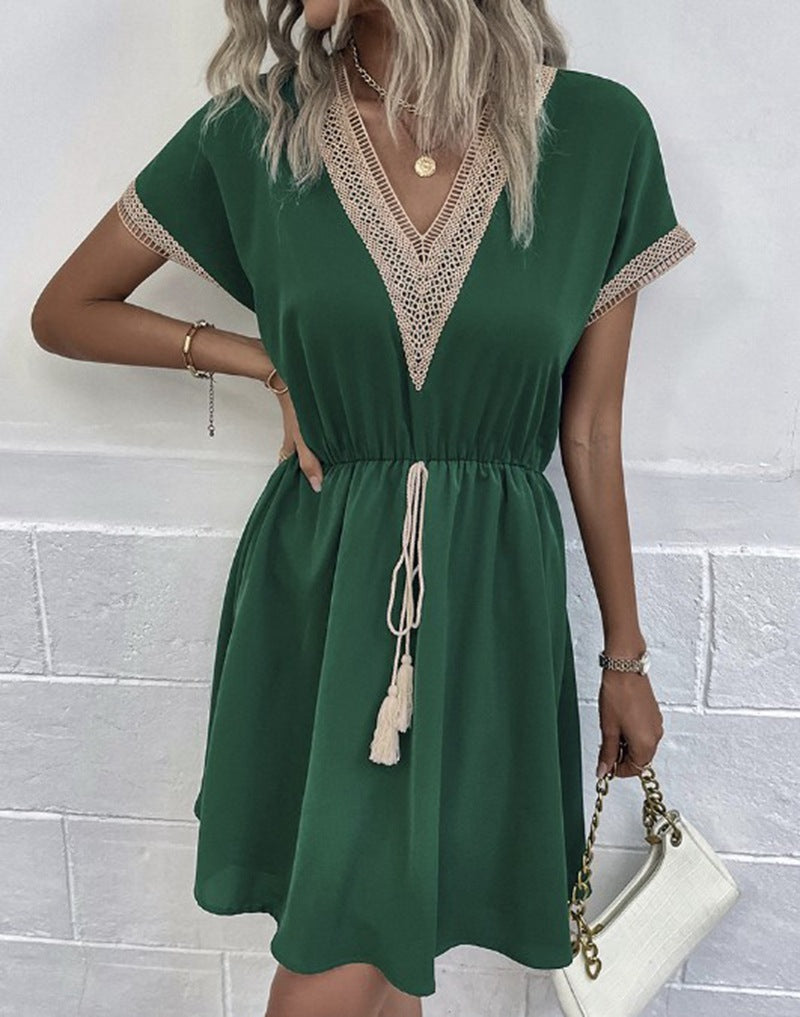 Kleid mit V-Ausschnitt aus Spitze