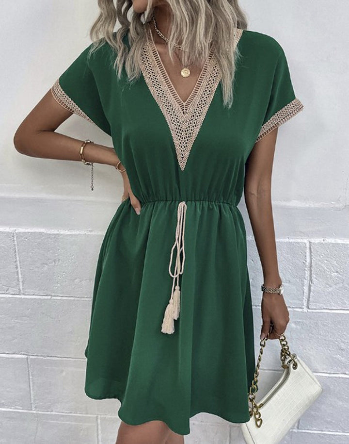 Kleid mit V-Ausschnitt aus Spitze