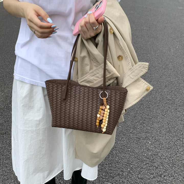 Damen elegante und handgewebte Tasche mit verspieltem Anhänger Nord Taschen