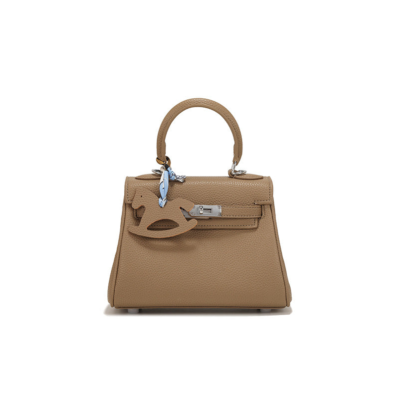 Damen Handtasche im zeitlosen Design mit edlem Schlüsselanhänger Nord Taschen