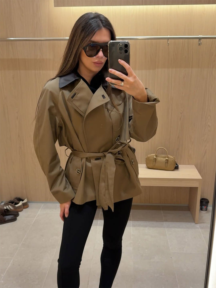 Damen Kurztrenchjacke mit taillierter Silhouette, Bindegürtel und kontrastkragen Nord Taschen