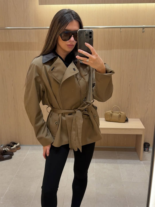 Damen Kurztrenchjacke mit taillierter Silhouette, Bindegürtel und kontrastkragen Nord Taschen