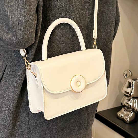 Damen Handtasche mit eleganter Klappenöffnung und praktischem Schulterriemen Nord Taschen