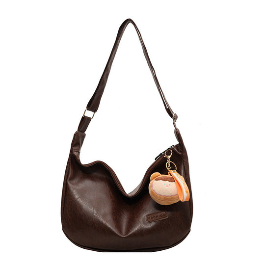 Damen Hobo-Tasche mit charmantem Plüschanhänger und weichem Kunstleder Nord Taschen