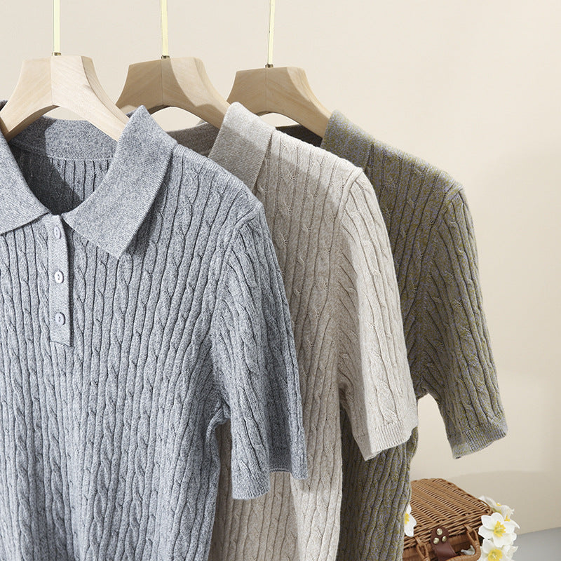 Damen Kurzärmeliges Strick-Poloshirt mit Zopfmuster und Knopfleiste Nord Taschen