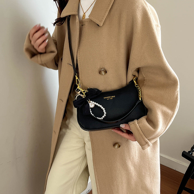 Damen Hobo-Umhängetasche mit verspieltem Anhänger und eleganter Struktur Nord Taschen