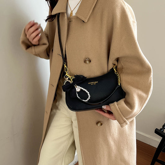 Damen Hobo-Umhängetasche mit verspieltem Anhänger und eleganter Struktur Nord Taschen