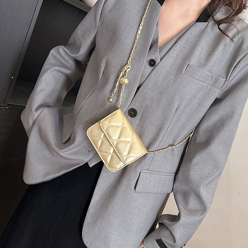 Damen Mini-Umhängetasche mit glänzender Kette und charmantem Anhänger Nord Taschen