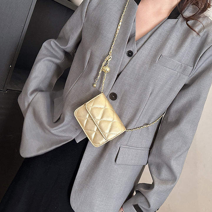 Damen Mini-Umhängetasche mit glänzender Kette und charmantem Anhänger Nord Taschen