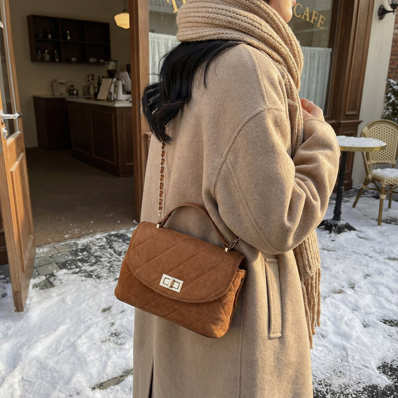 Damen Umhängetasche aus weichem Veloursleder mit elegantem Klappverschluss Nord Taschen