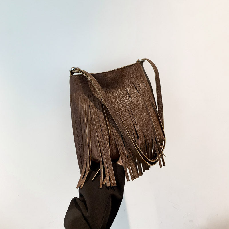 Damen Umhängetasche mit fransigen Details und hochwertigen Akzenten Nord Taschen