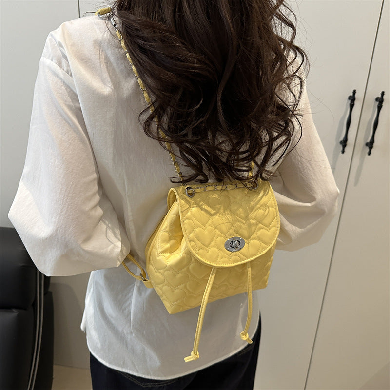 Damen Rucksackhandtasche mit elegantem Herzdesign und Kettenakzenten Nord Taschen