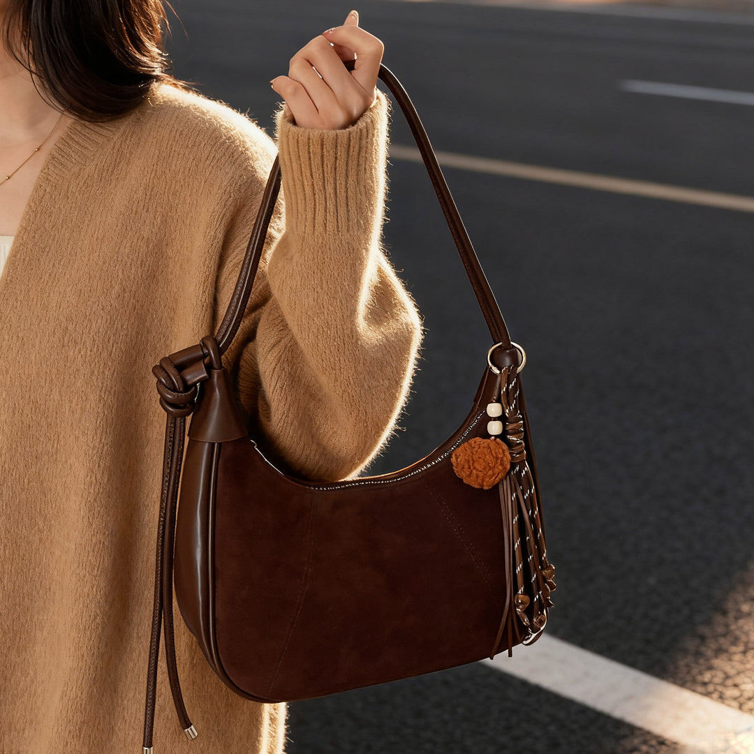 Damen modische Hobo-Tasche mit strukturierter Oberfläche und charmantem Anhänger Nord Taschen