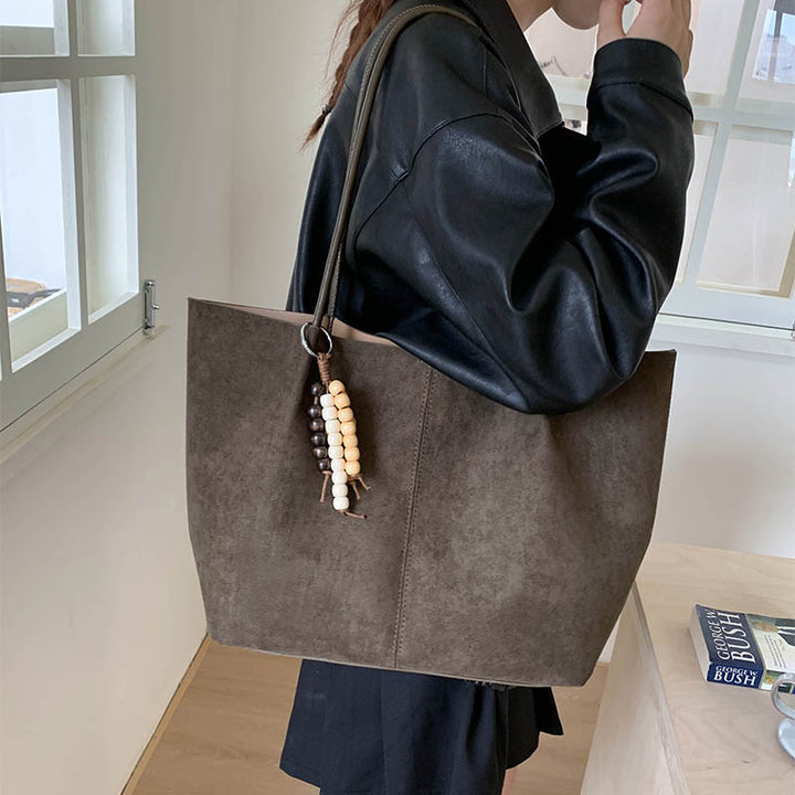 Damen Shopper-Tasche aus hochwertigem Wildleder mit verspieltem Anhänger Nord Taschen